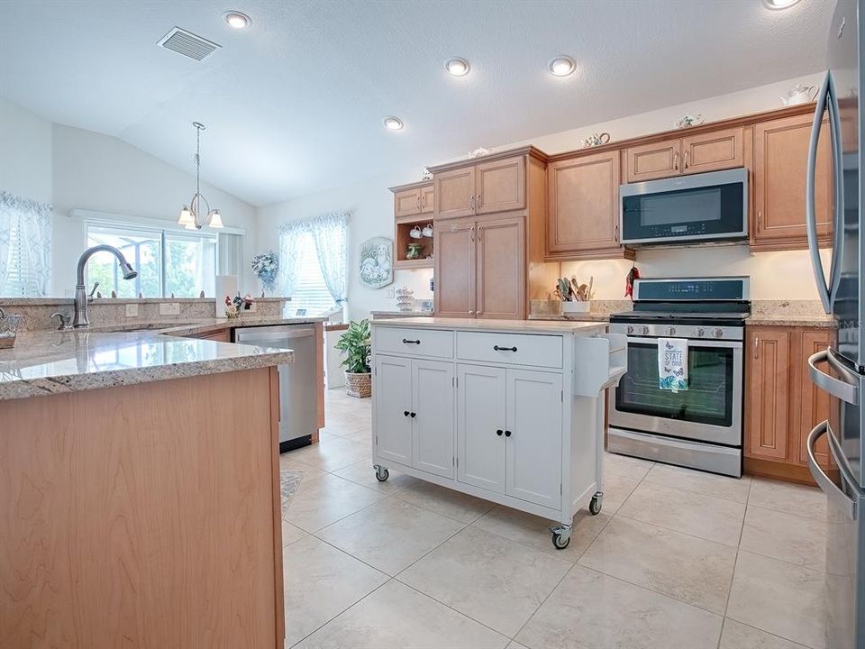 BEAUTIFUL KITCHEN WITH GAS COOKING!