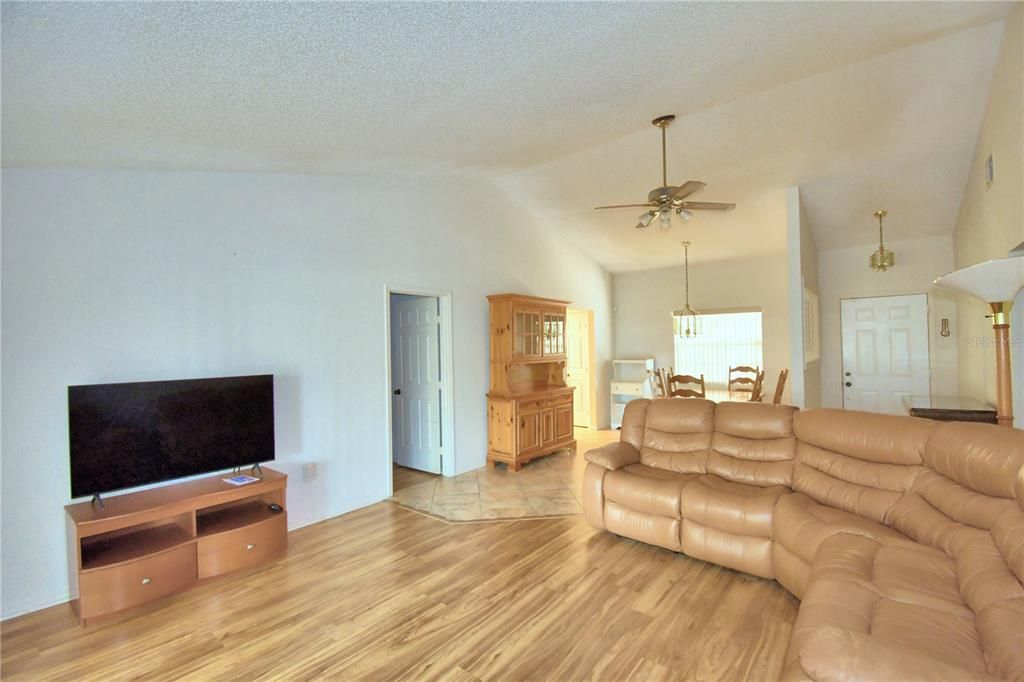 For Sale: $264,900 (3 beds, 2 baths, 1428 Square Feet)