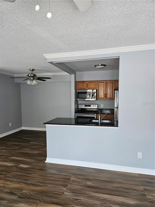 For Sale: $190,000 (1 beds, 1 baths, 827 Square Feet)