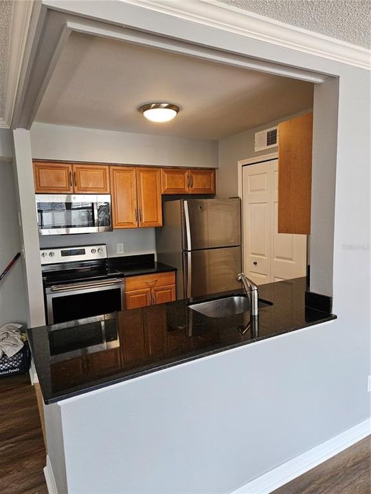 For Sale: $190,000 (1 beds, 1 baths, 827 Square Feet)