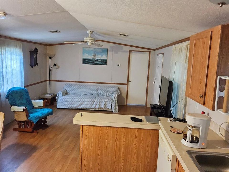 For Sale: $169,900 (2 beds, 2 baths, 784 Square Feet)