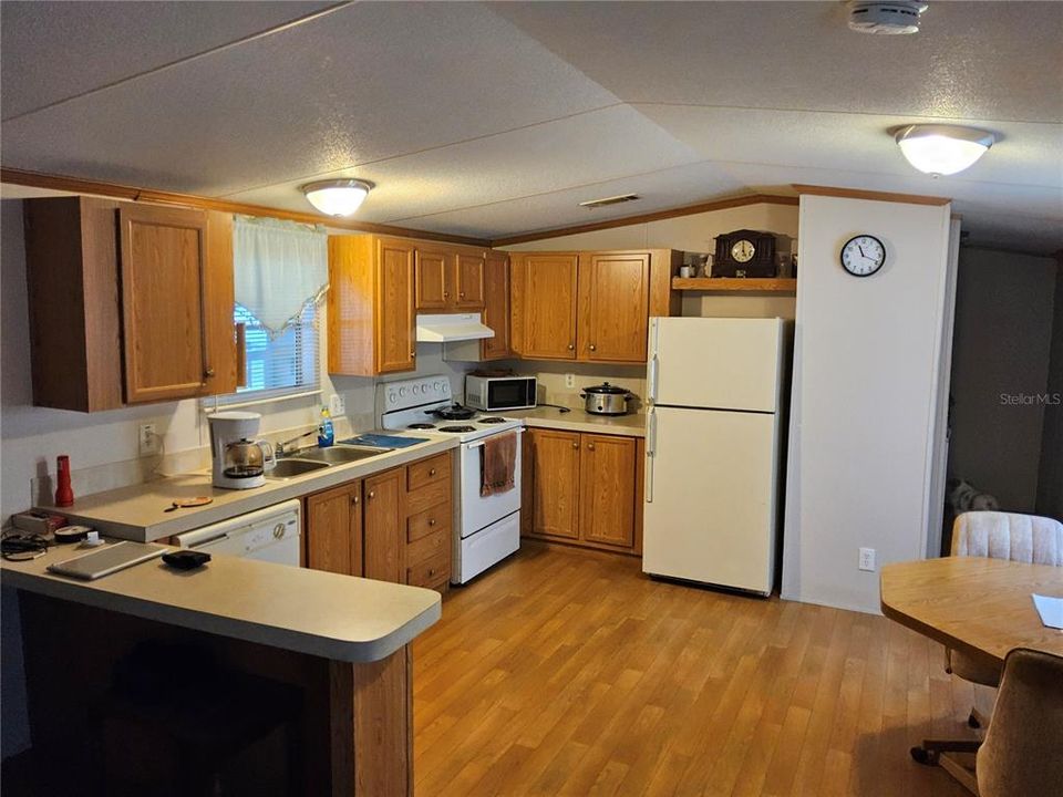 For Sale: $169,900 (2 beds, 2 baths, 784 Square Feet)