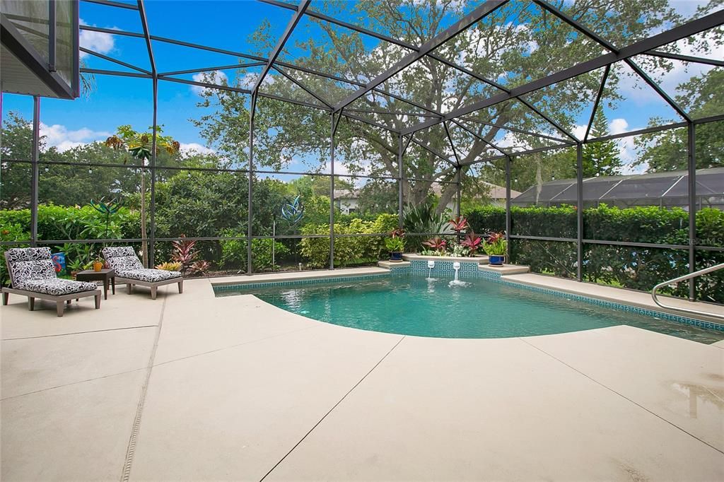 Large Screened Pool Lanai with Fountains