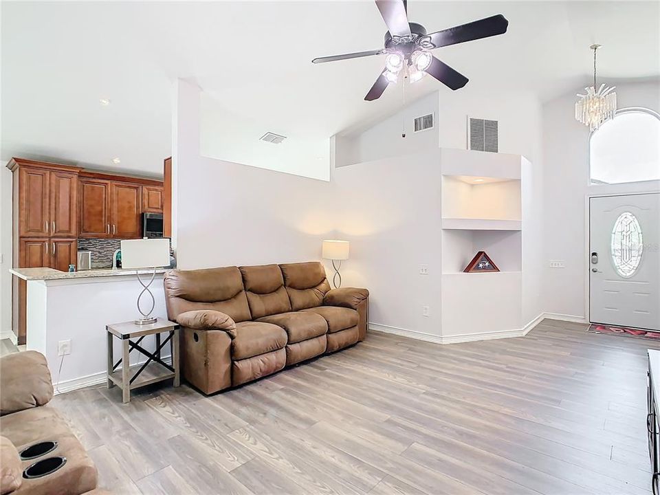 For Sale: $385,000 (3 beds, 2 baths, 1304 Square Feet)