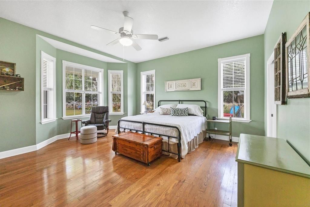 MAIN BEDROOM has en-suite bath with walk-in closet.