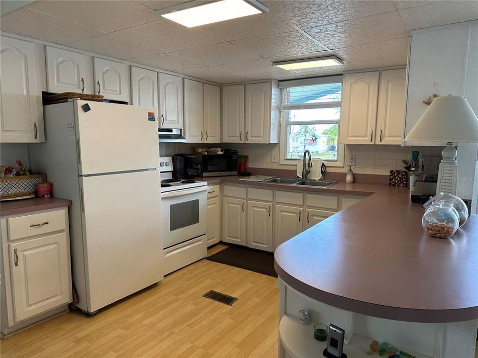 For Sale: $345,000 (2 beds, 2 baths, 960 Square Feet)