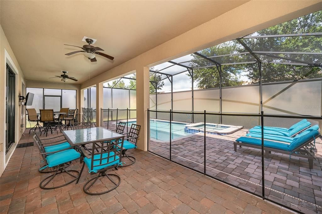 Plenty of room with sun in the pool and shade under the lanai.