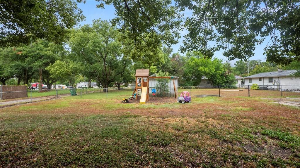 For Sale: $254,900 (3 beds, 2 baths, 996 Square Feet)