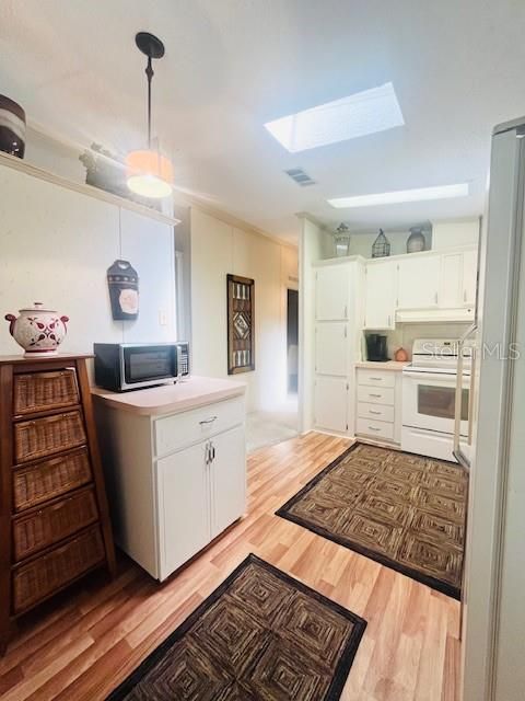 For Sale: $175,000 (2 beds, 2 baths, 1299 Square Feet)