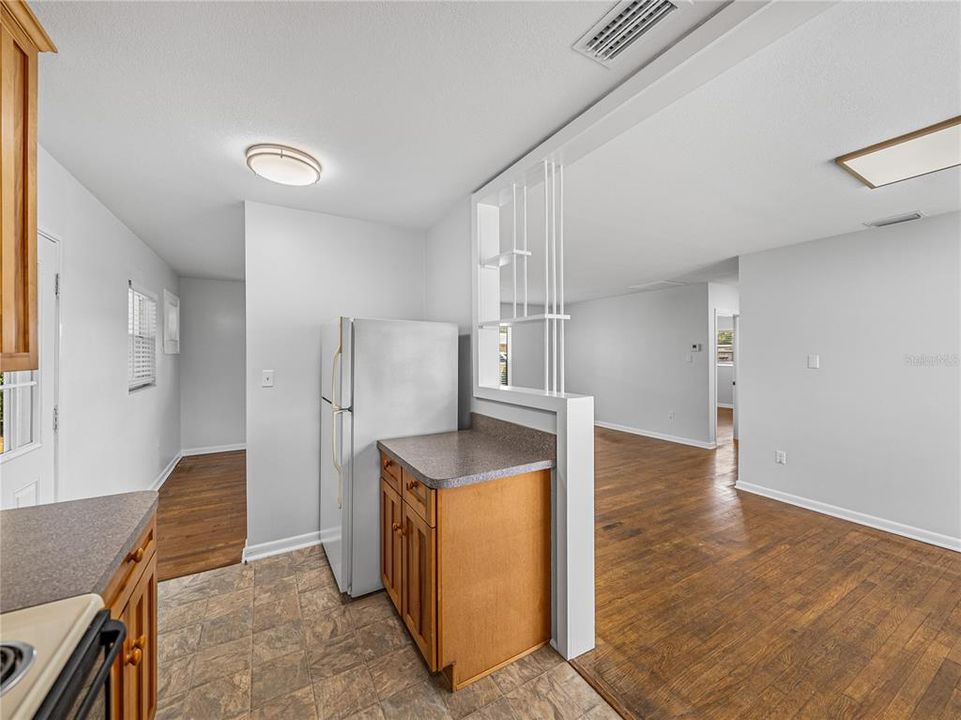 For Sale: $263,900 (2 beds, 1 baths, 1053 Square Feet)