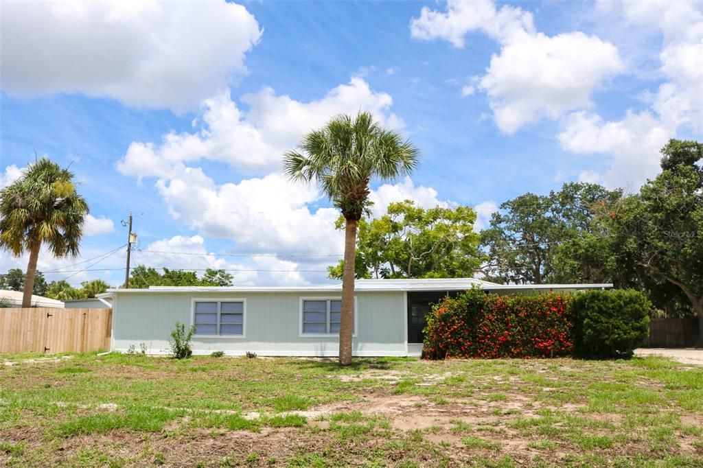 For Sale: $229,999 (2 beds, 2 baths, 732 Square Feet)