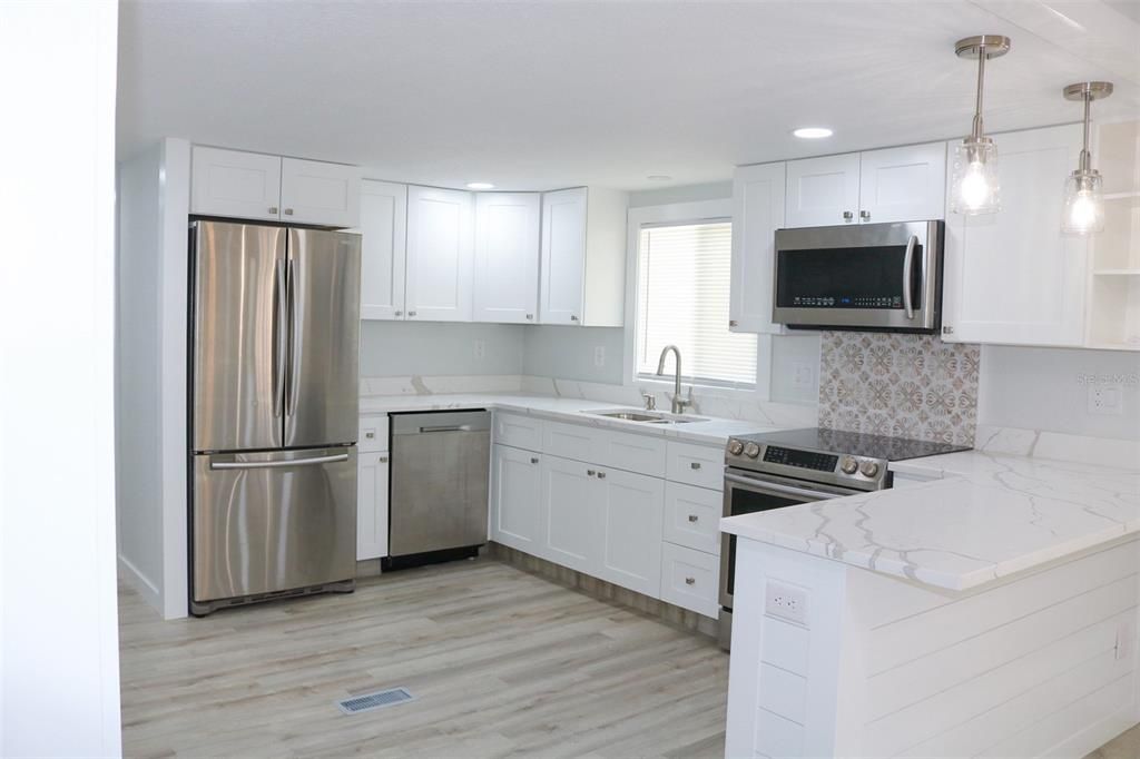 For Sale: $229,999 (2 beds, 2 baths, 732 Square Feet)