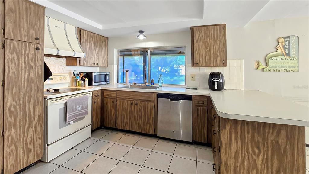 For Sale: $300,000 (2 beds, 2 baths, 1618 Square Feet)