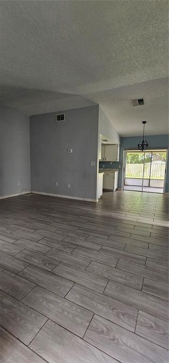 For Rent: $2,300 (2 beds, 1 baths, 864 Square Feet)