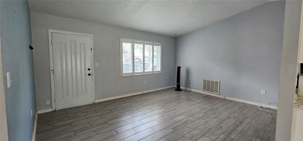 For Rent: $2,300 (2 beds, 1 baths, 864 Square Feet)