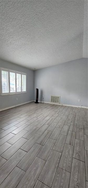 For Rent: $2,300 (2 beds, 1 baths, 864 Square Feet)