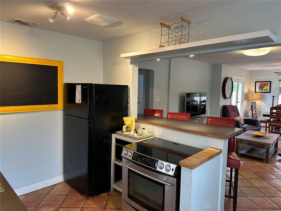 Active With Contract: $2,300 (2 beds, 1 baths, 828 Square Feet)