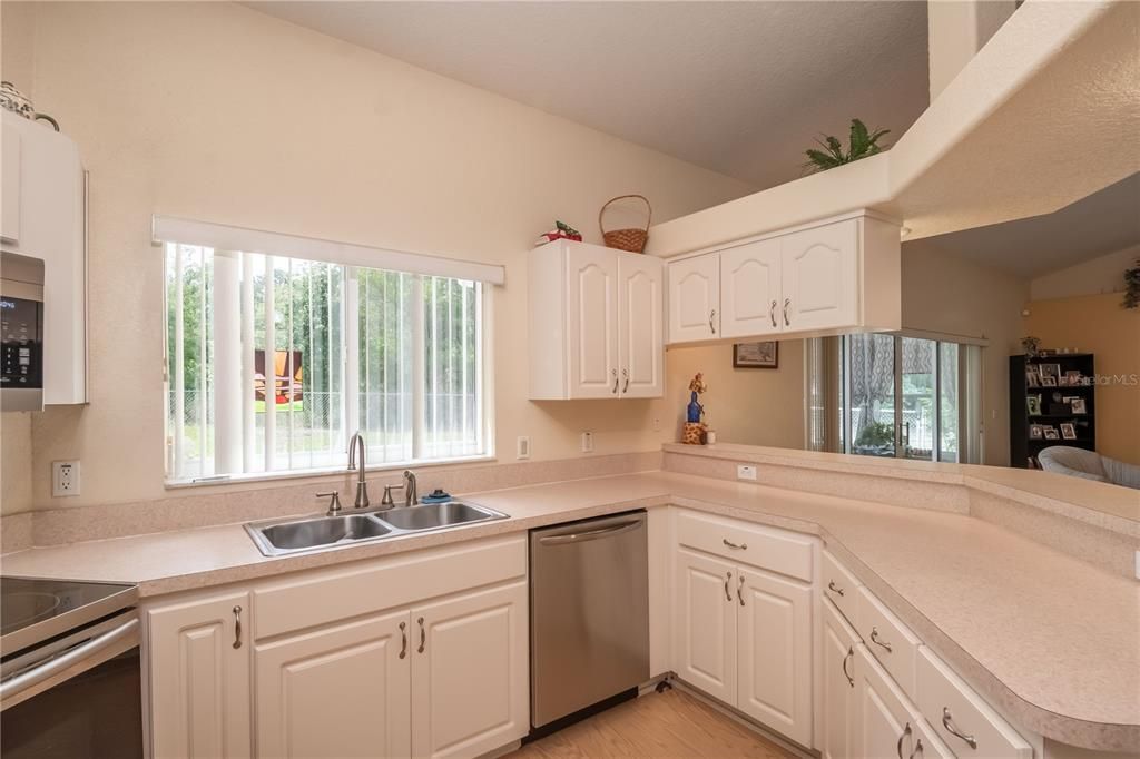 For Sale: $300,400 (3 beds, 2 baths, 1561 Square Feet)