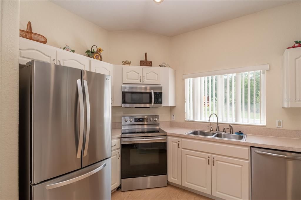 For Sale: $300,400 (3 beds, 2 baths, 1561 Square Feet)