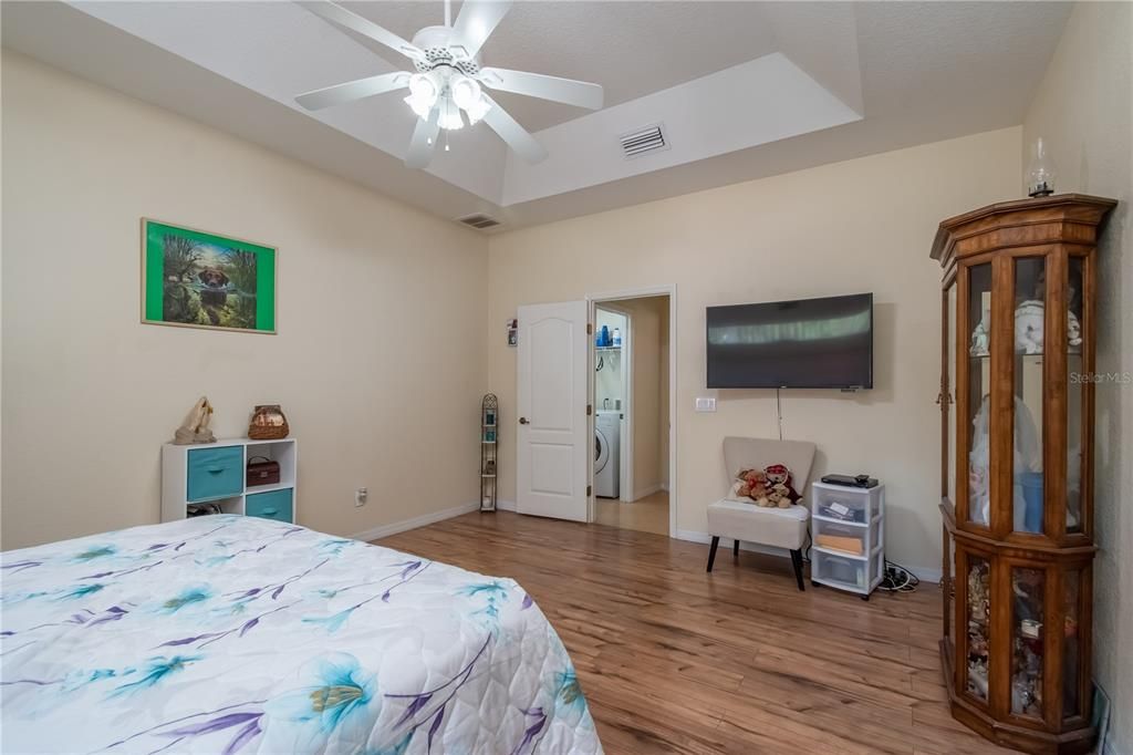 For Sale: $300,400 (3 beds, 2 baths, 1561 Square Feet)