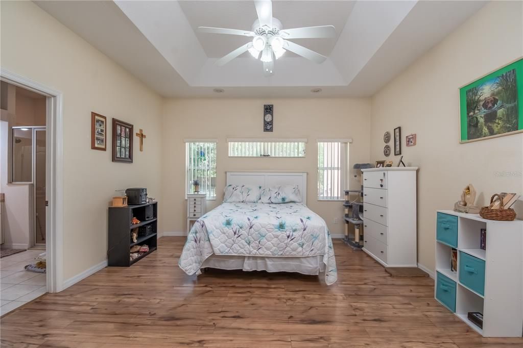 For Sale: $300,400 (3 beds, 2 baths, 1561 Square Feet)