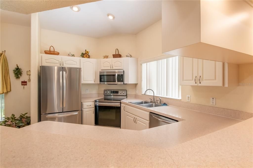 For Sale: $300,400 (3 beds, 2 baths, 1561 Square Feet)