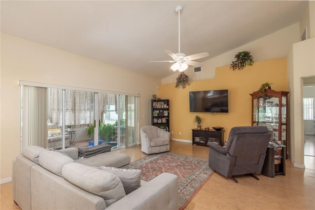 For Sale: $300,400 (3 beds, 2 baths, 1561 Square Feet)