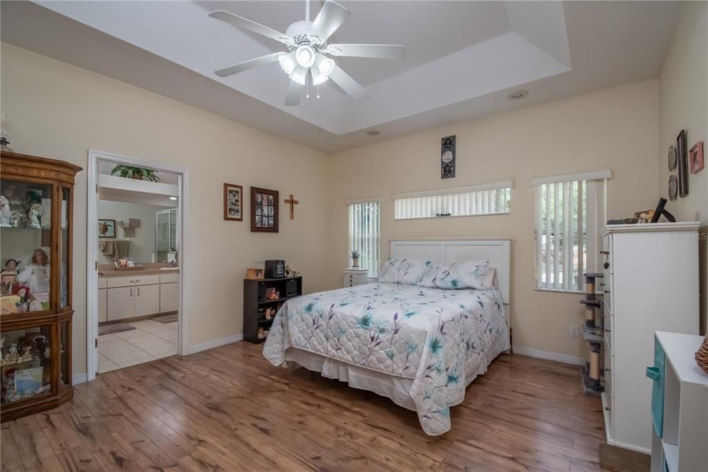 For Sale: $300,400 (3 beds, 2 baths, 1561 Square Feet)