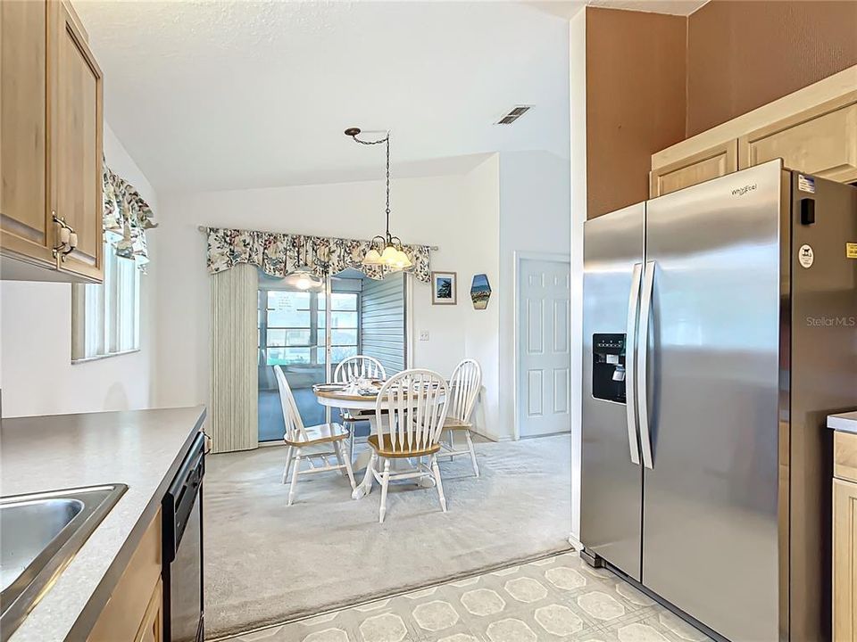 Active With Contract: $219,000 (2 beds, 1 baths, 943 Square Feet)