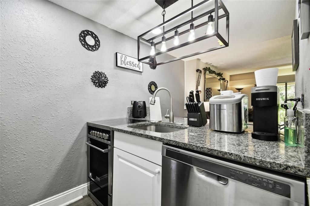 For Sale: $249,900 (1 beds, 1 baths, 610 Square Feet)