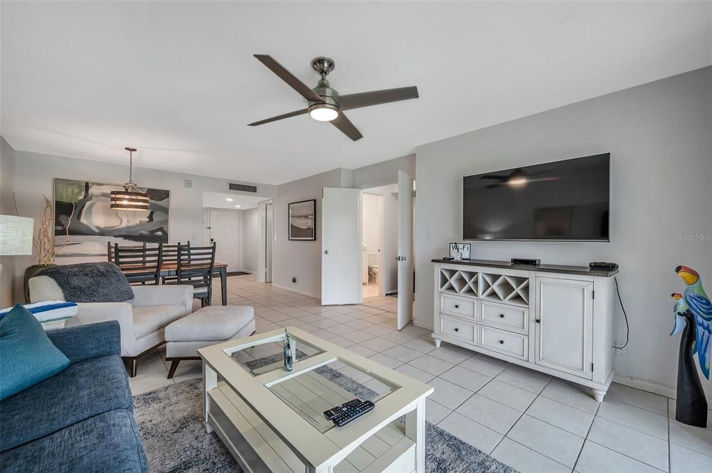 For Sale: $449,000 (2 beds, 2 baths, 1075 Square Feet)