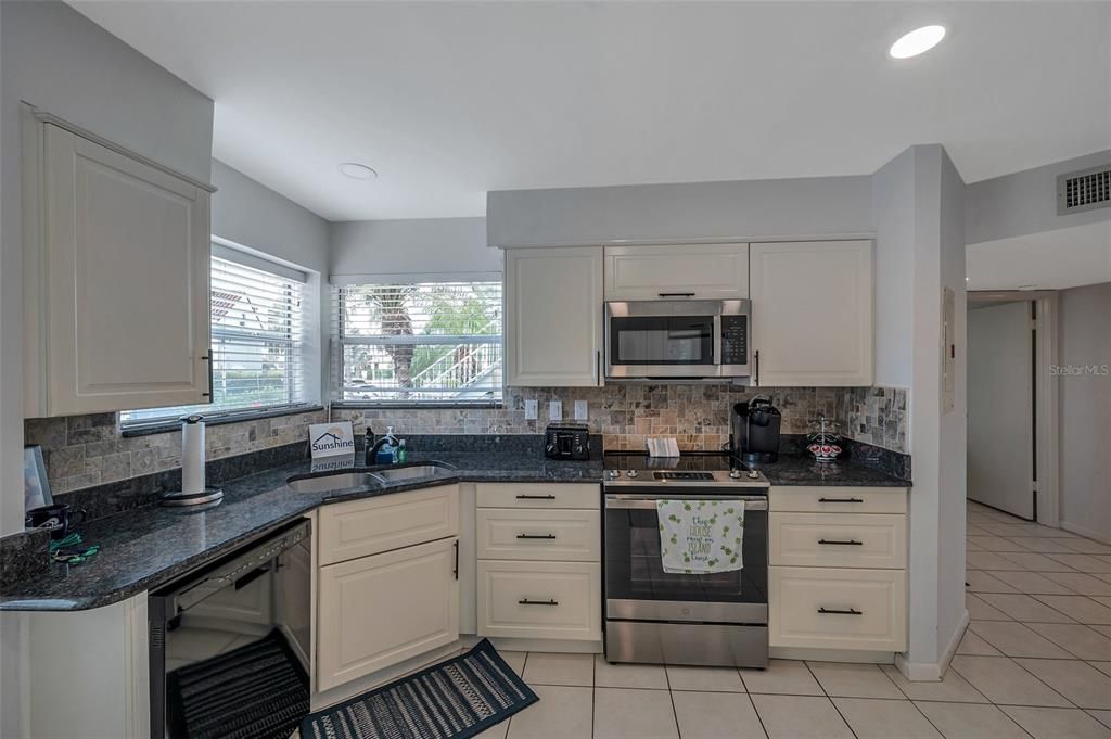 For Sale: $449,000 (2 beds, 2 baths, 1075 Square Feet)