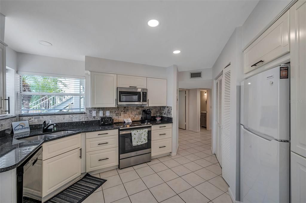 For Sale: $449,000 (2 beds, 2 baths, 1075 Square Feet)