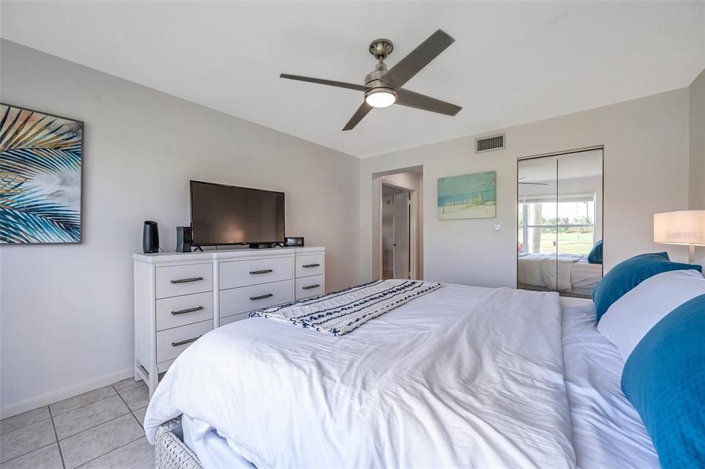 For Sale: $449,000 (2 beds, 2 baths, 1075 Square Feet)