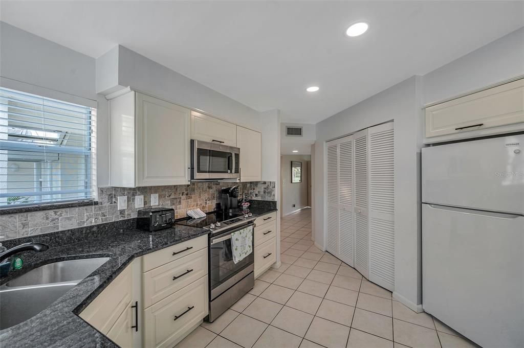 For Sale: $449,000 (2 beds, 2 baths, 1075 Square Feet)