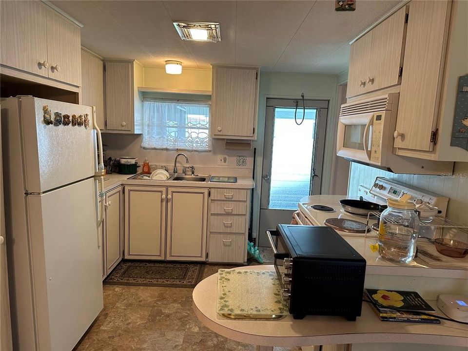 For Sale: $135,000 (2 beds, 1 baths, 880 Square Feet)