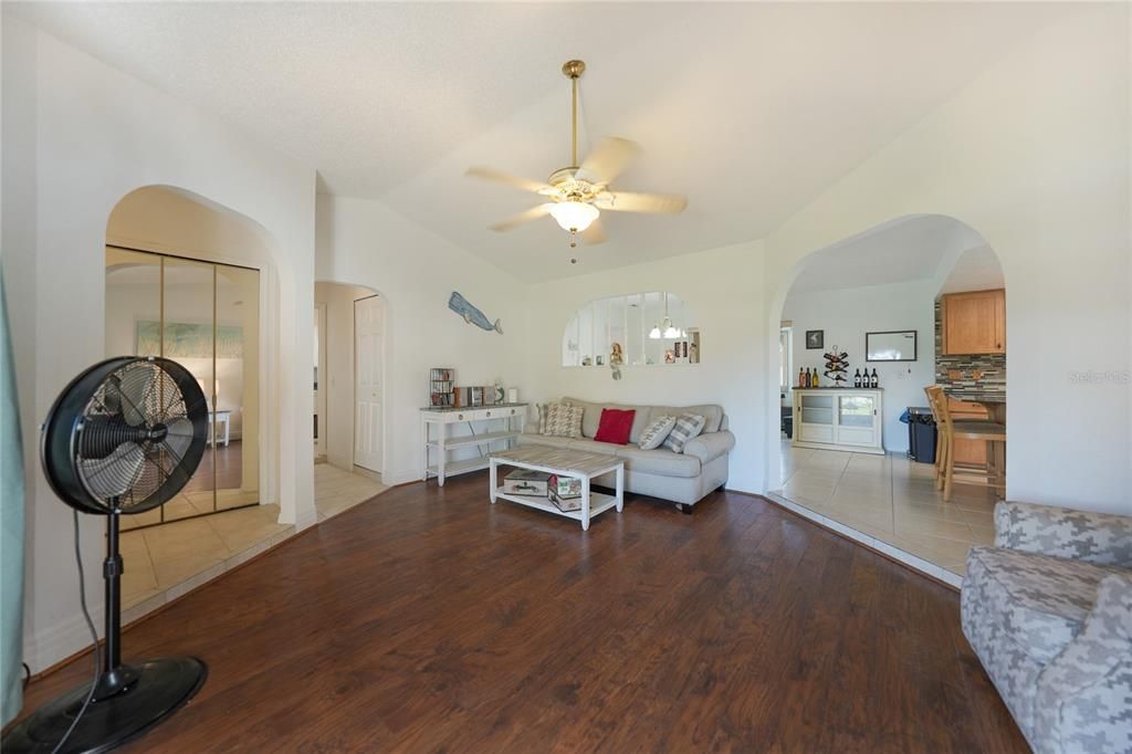 For Sale: $395,000 (2 beds, 2 baths, 1661 Square Feet)