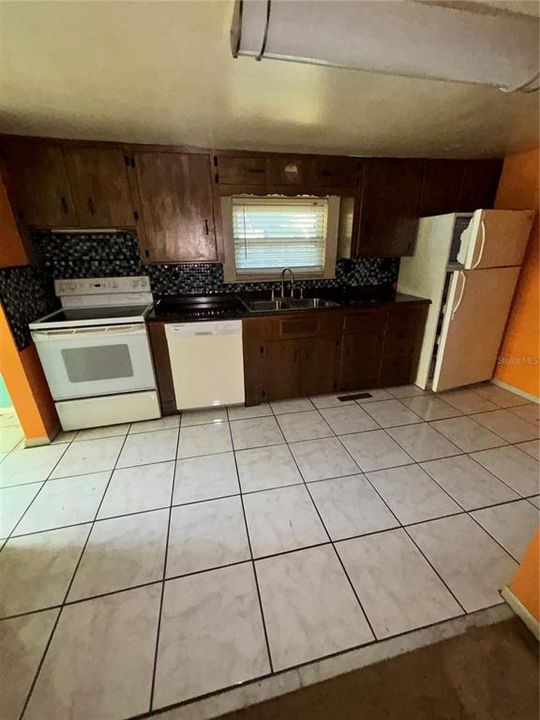 For Sale: $279,000 (2 beds, 1 baths, 1179 Square Feet)