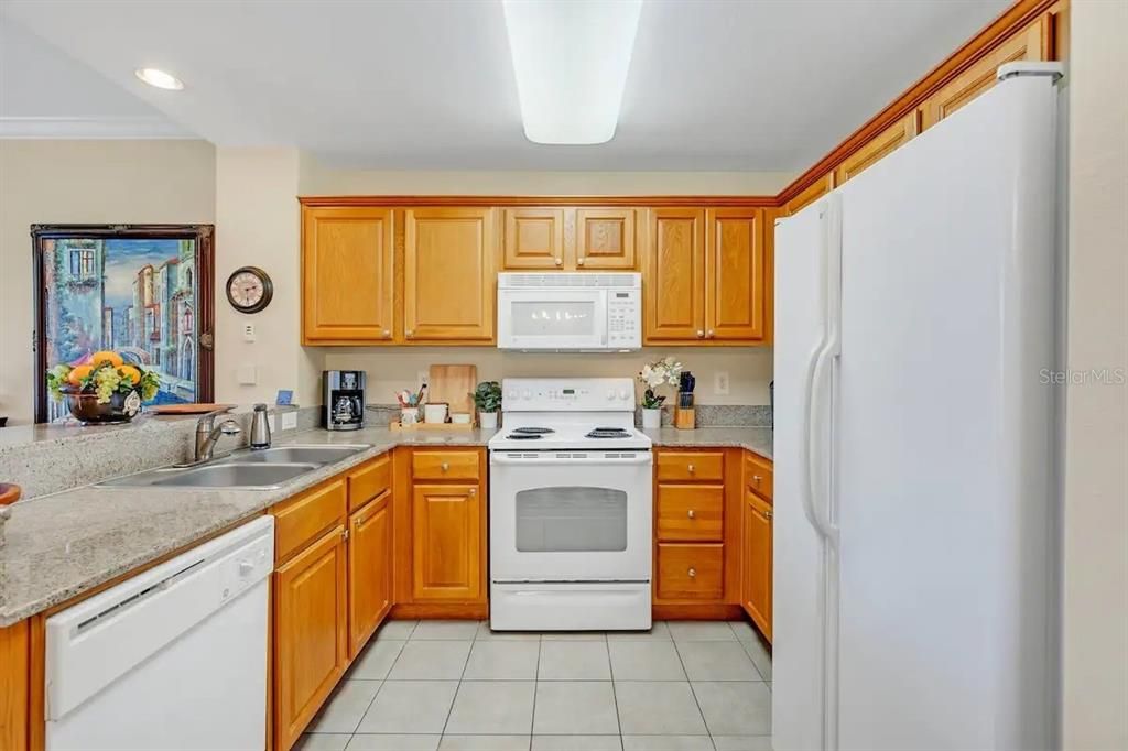 For Sale: $259,900 (1 beds, 2 baths, 798 Square Feet)