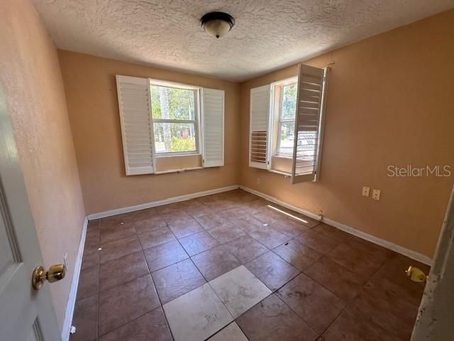 Active With Contract: $209,900 (3 beds, 1 baths, 1009 Square Feet)