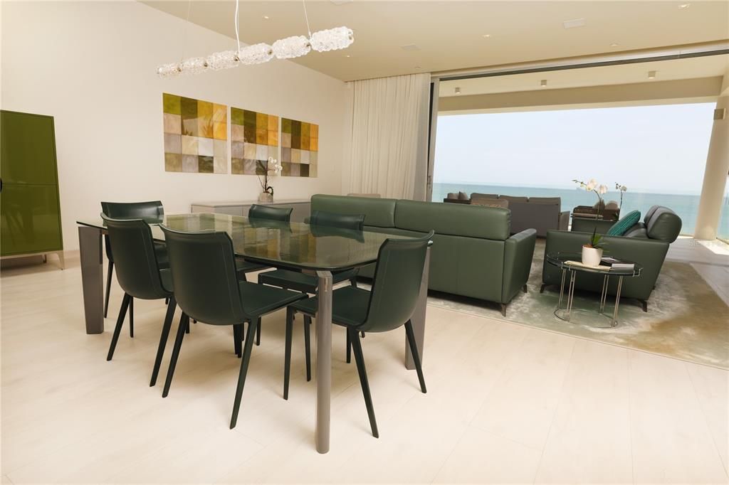 Dining area & ocean view