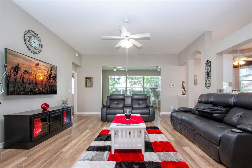 For Sale: $389,900 (2 beds, 2 baths, 1984 Square Feet)