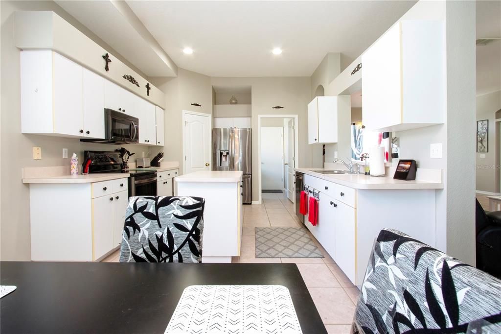 For Sale: $389,900 (2 beds, 2 baths, 1984 Square Feet)