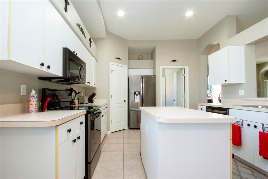 For Sale: $389,900 (2 beds, 2 baths, 1984 Square Feet)