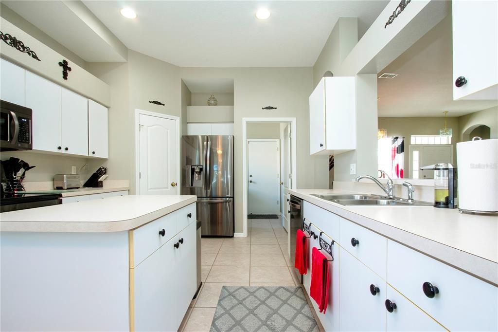 For Sale: $389,900 (2 beds, 2 baths, 1984 Square Feet)