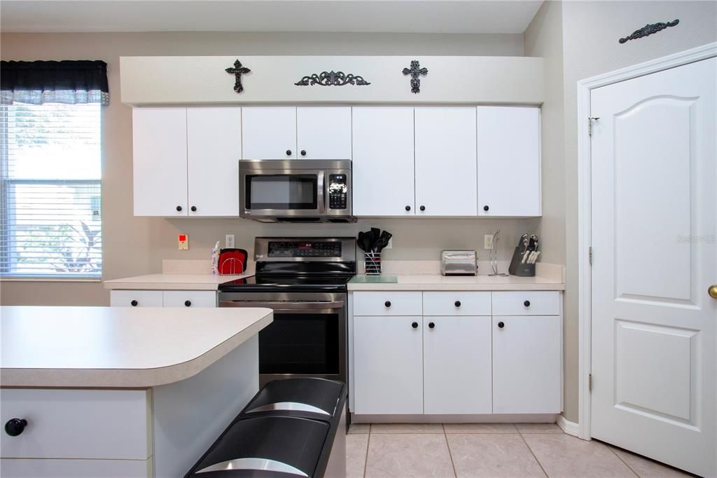 For Sale: $389,900 (2 beds, 2 baths, 1984 Square Feet)