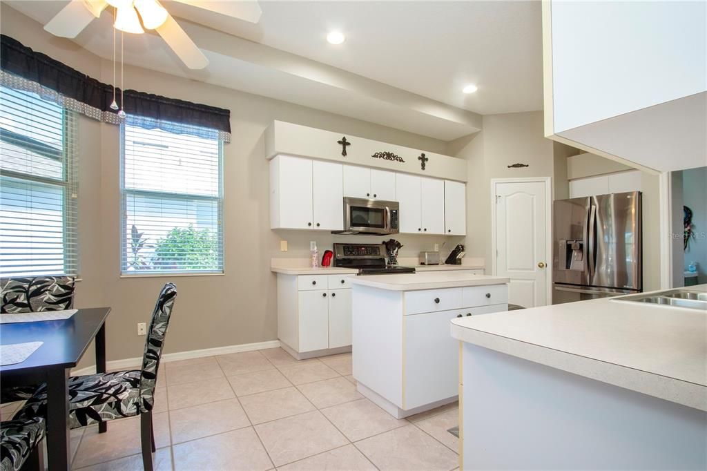 For Sale: $389,900 (2 beds, 2 baths, 1984 Square Feet)