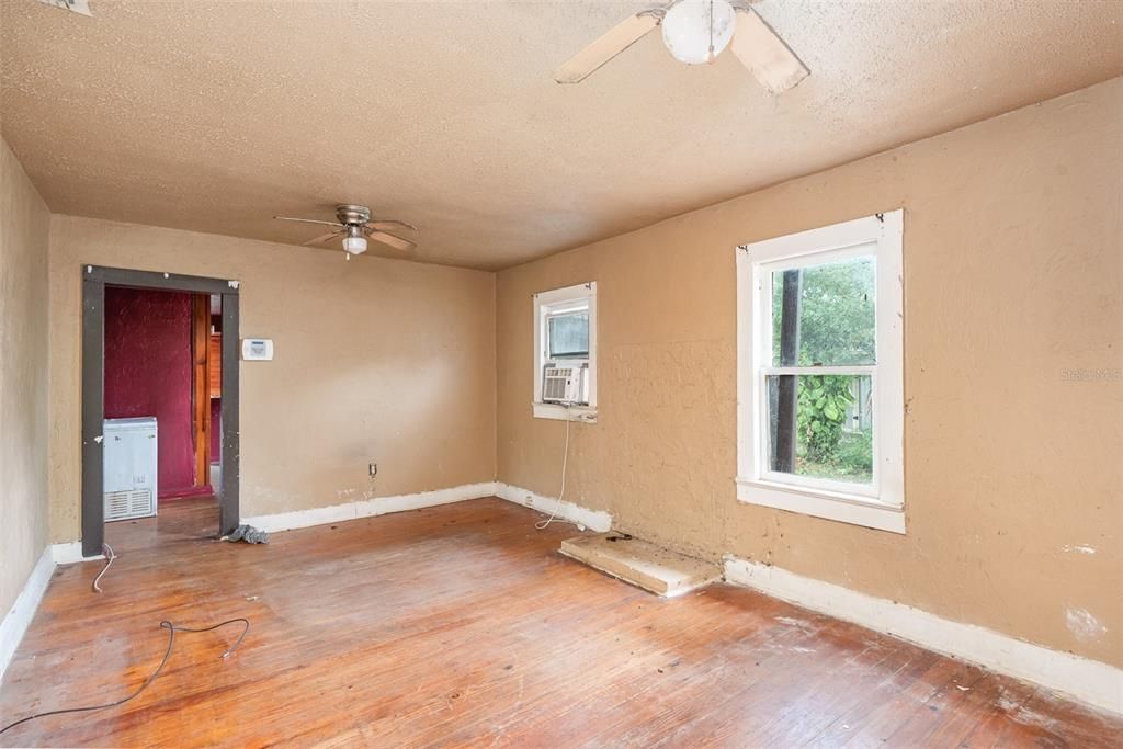 For Sale: $150,000 (2 beds, 1 baths, 816 Square Feet)