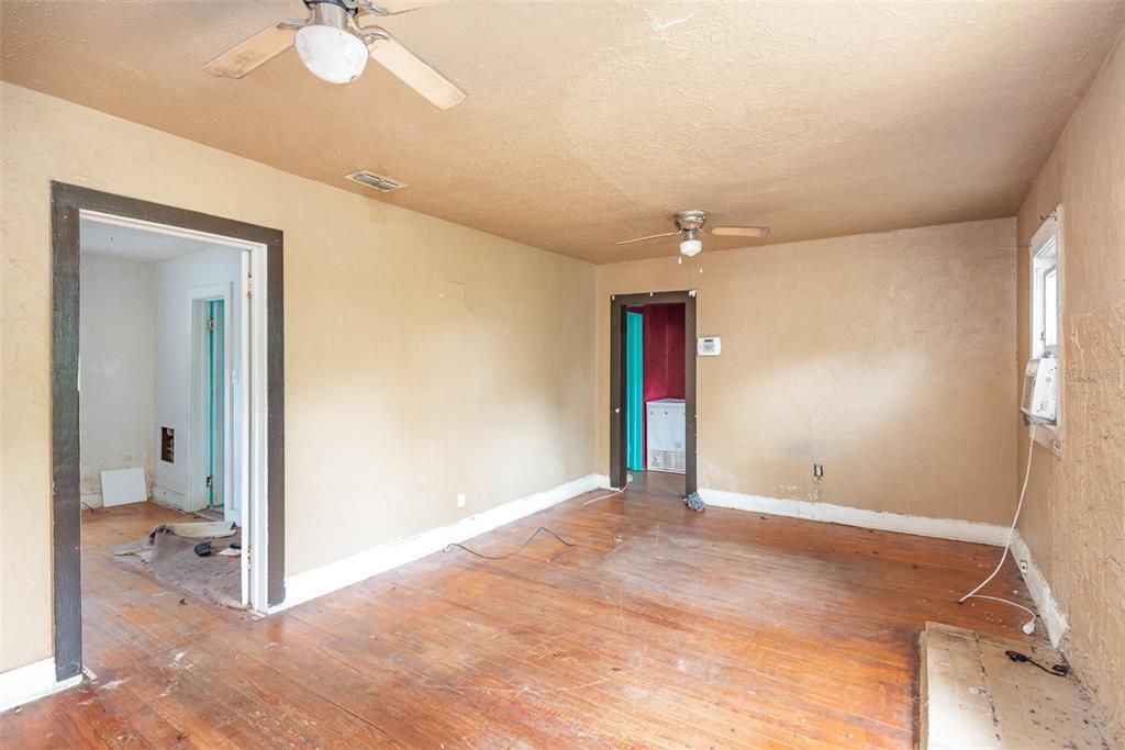 For Sale: $150,000 (2 beds, 1 baths, 816 Square Feet)