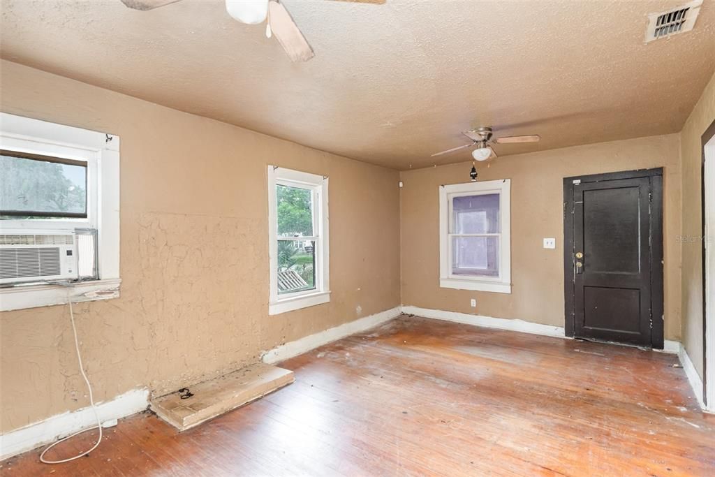 For Sale: $150,000 (2 beds, 1 baths, 816 Square Feet)